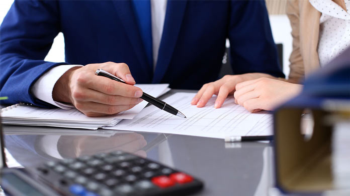 person helping an entrepreneur write a business plan