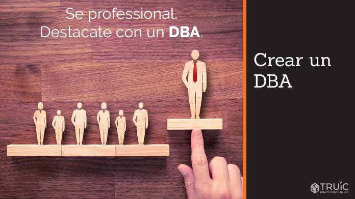 Empresario destacándose entre la multitud de otros