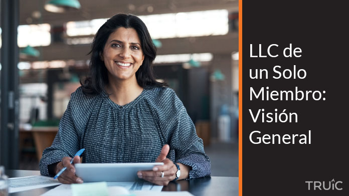 Emprendedora en su escritorio administrando su LLC de un solo miembro.