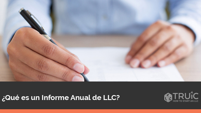 Una persona escribiendo en un documento