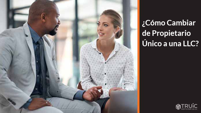 Hombre y mujer de negocios conversando