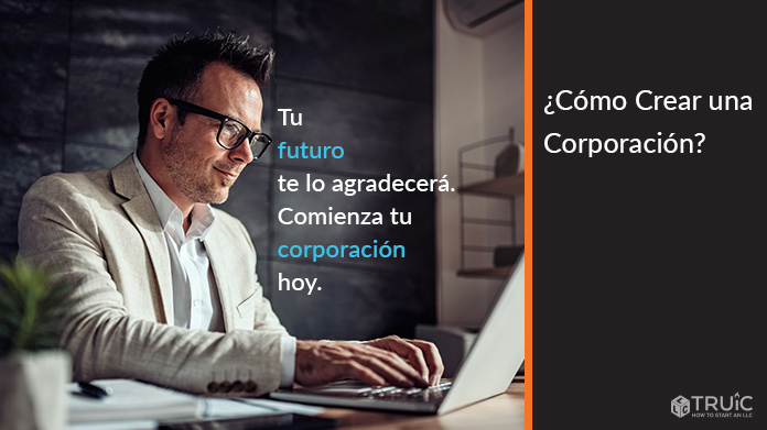 Una persona escribiendo en una computadora
