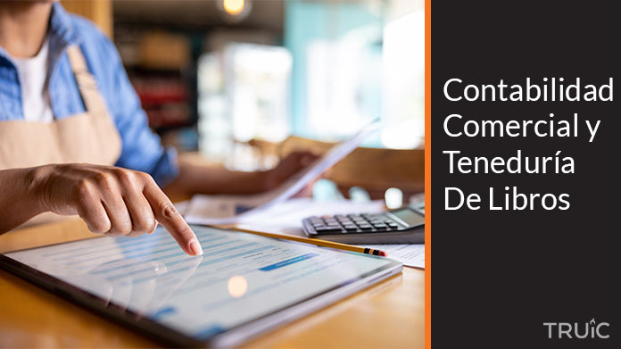 Emprendedora en su oficina calculando los impuestos de los documentos de su negocio.